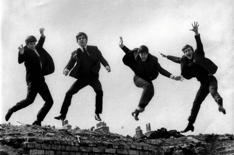 The Beatles saltando para ilustrar la portada del single 'Twist and shout'. | EL MUNDO
