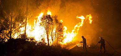 Incendio en Ribeira. | . Corral/ Efe
