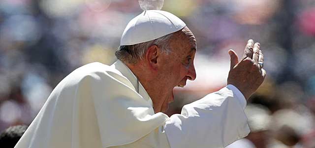 El Papa Francisco saluda a los fieles en la Plaza de San Pedro. | Reuters