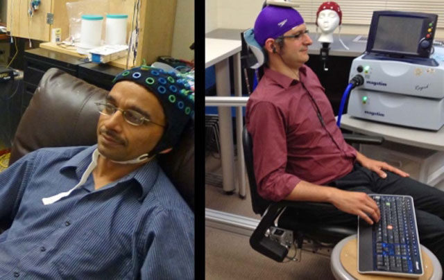 Rajesh Rao (izquierda), con electrodos en cabeza, emite una señal cerebral que se transmite por la web y mueve el dedo de Andrea Stocco. | Universidad de Washington