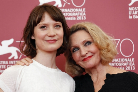 La actriz Mia Wasikowska posa junto a la autora de la novela 'Tracks', Robyn Davidson. | Reuters