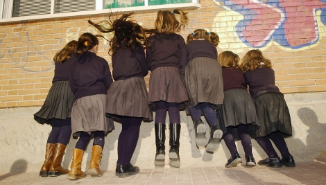 Grupo de escolares juegan en el recreo. | Ricardo Cases