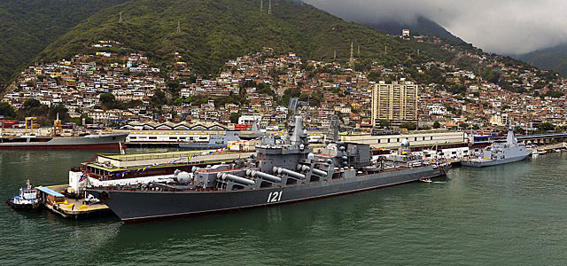 Un buque antisubmarino ruso en el puerto de Caracas. | Afp