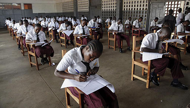 Imagen de alumnos liberianos en el examen de acceso a la Universidad. | Efe