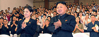 Kim Jong-un junto a Hyon Song-wol en un concierto en Pyongyang. | Afp