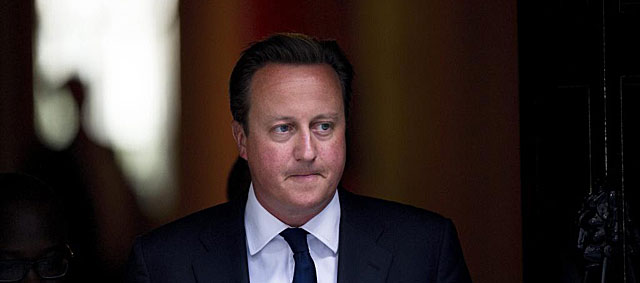 El primer ministro británico, David Cameron, sale del número 10 de Downing Street. | Efe