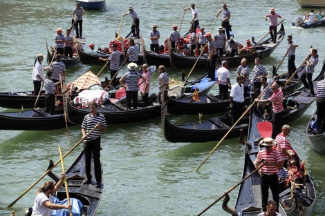 Un grupo de gondoleros en el canal donde murió el turista alemán.|Reuters