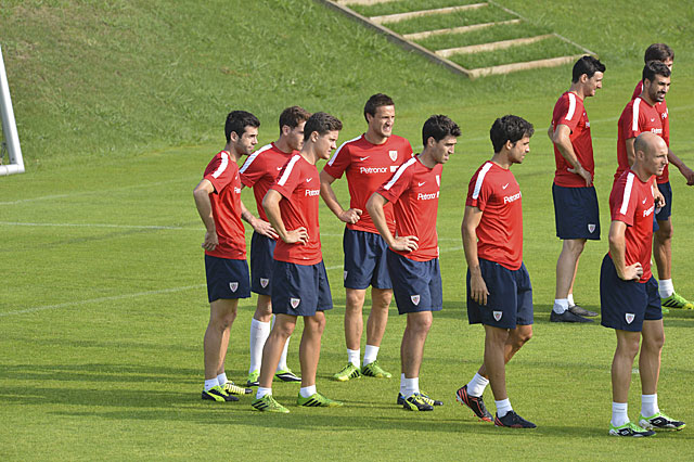 Ander Herrera, tercero por la izquierda, en el entrenamiento de hoy. | Araba Press