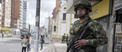 Un soldado patrulla las calles de Bogot | Afp
