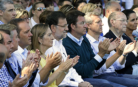 Rajoy, rodeado por dirigentes 'populares'. | Lavandeira jr / Efe