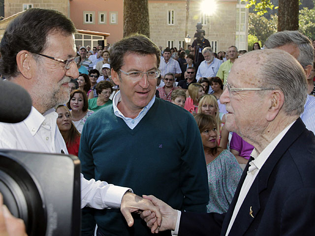 Rajoy y Feijo saludan al ex presidente de la Xunta Gerardo Fernndez Albor. | Lavandeira jr / Efe