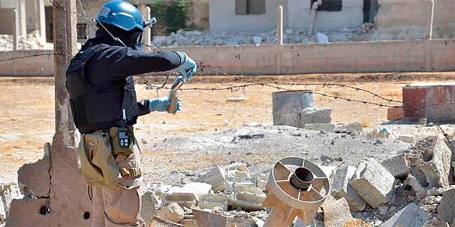 Un inspector de la ONU recoge pruebas de un posible ataque en Damasco. | Efe