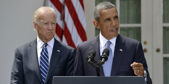 Obama, junto al vicepresidente Biden, durante su intervención. | Reuters