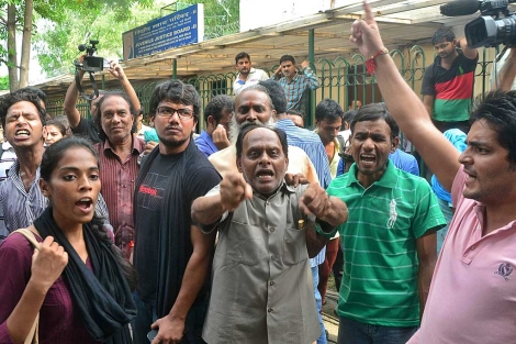Protestas frente al juzgado de Nueva Delhi que ha emitido el veredicto. | Reuters