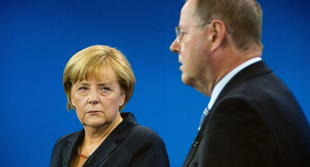 Merkel escucha a su rival Steinbrück durante el cara a cara. | Afp
