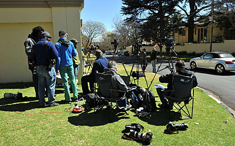 Periodistas apostados enfrente de su casa en Johanesburgo. | Afp