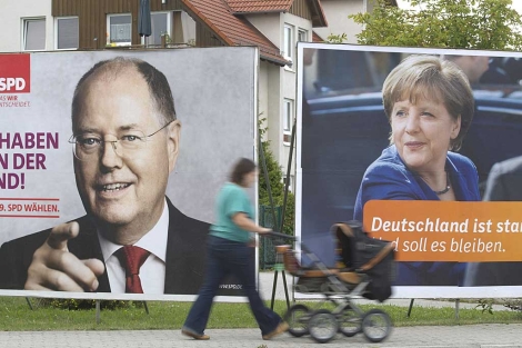 Carteles electorales de Steinbrck y Merkel en Bannewitz (Alemania). | Efe
