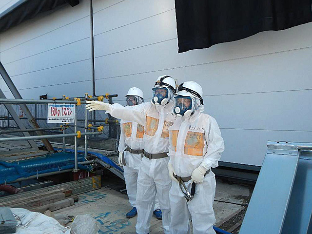 Técnicos de Tepco inspeccionan el reactor número 4 de Fukushima. | Efe