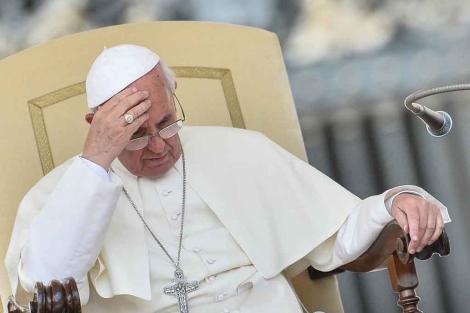 El Papa Francisco con gesto pensativo en la Plaza de San Pedro | Afp