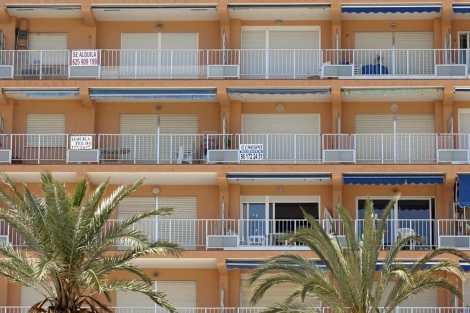 Bloque de apartamentos en Cullera (Valencia) con varios carteles de 'Se alquila'. | Vicent Bosch