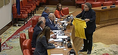 Joan Tard, entrega una camiseta a Margallo.