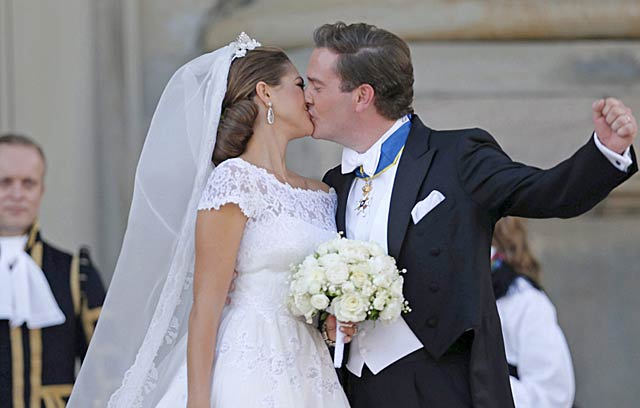 La princesa Magdalena de Suecia besa a su marido, Christopher O'Neill, tras su boda en Estocolmo. | Efe