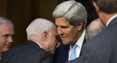 John Kerry (d) habla con el senador John McCain (i) antes de testificar.| Efe