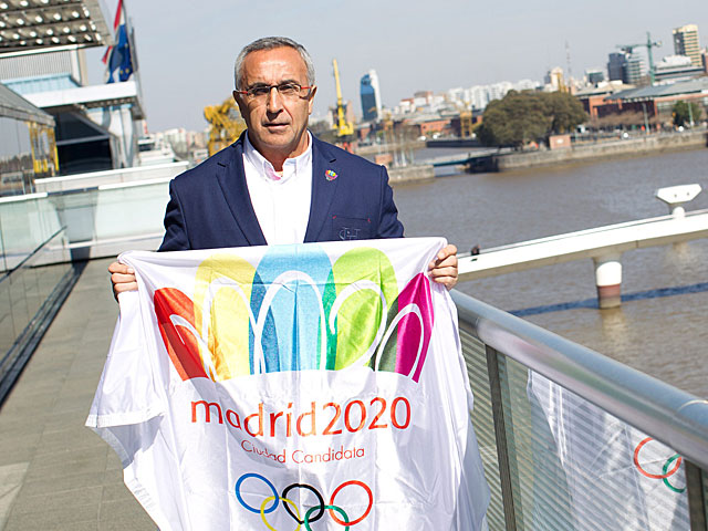 El presidente del Comité Olímpico Español, Alejandro Blanco, con una bandera con la candidatura. | Efe