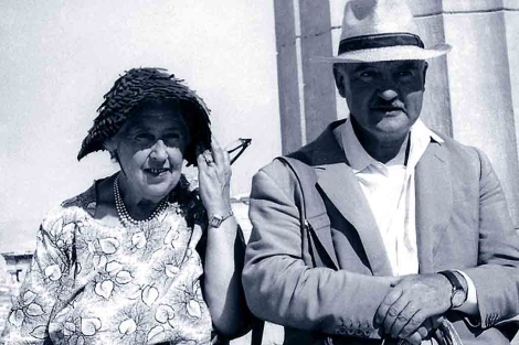 La escritora Agatha Christie con su marido visitando Atenas en 1958. | Afp