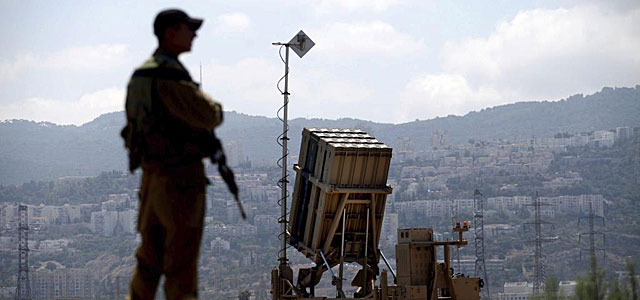 Un soldado israelí vigila durante la preparación de su sistema antimisiles. | Efe