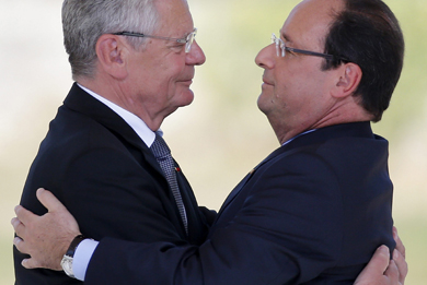 Gauck y Hollande se abrazan. | Efe
