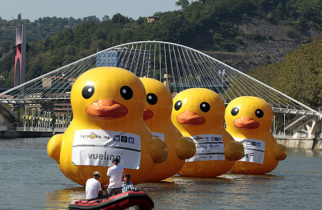 Los patos gigantes conquistan la Ría de Bilbao | País Vasco 