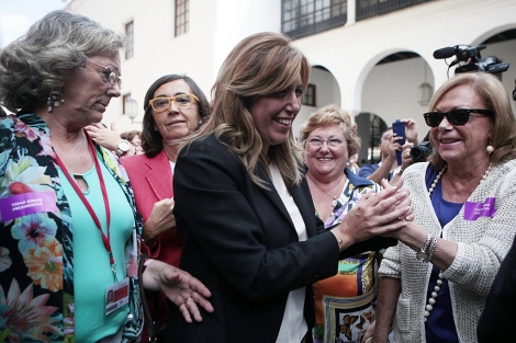 Susana Daz junto a concejales socialistas tras el debate de investidura. | Esther Lobato