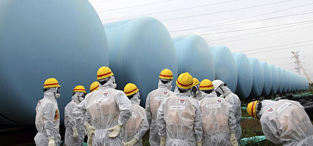 Operarios de Tepco inspeccionan los tanques de la central de Fukushima. | Afp