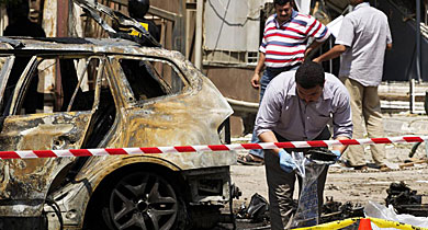 Un inspector egipcio busca pruebas en el atentado de El Cairo. | Afp