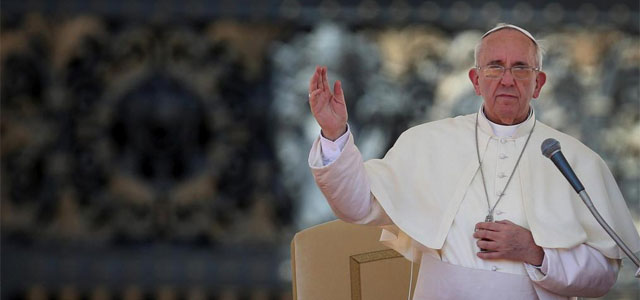 El Papa Francisco saluda a los fieles desde la Plaza del Vaticano. | Efe