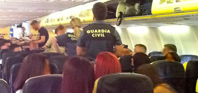 La Guardia Civil interviene en el vuelo de Ryanair.