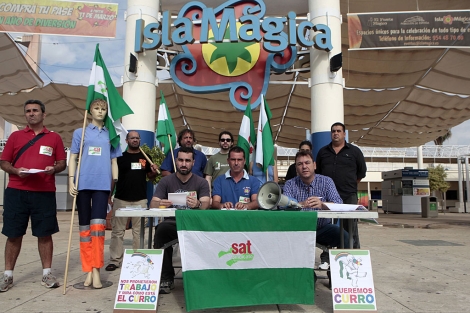 Protesta de sindicalistas del SAT a las puertas de Isla Mágica. | J. Morón
