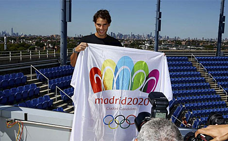 Rafa Nadal posa con la bandera de Madrid 2020 hoy en Flushing Meadows. | AFP
