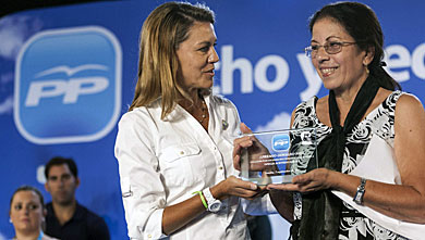 Cospedal entrega el Premio Oswaldo Pay a Ofelia Acevedo. | Foto: Efe.