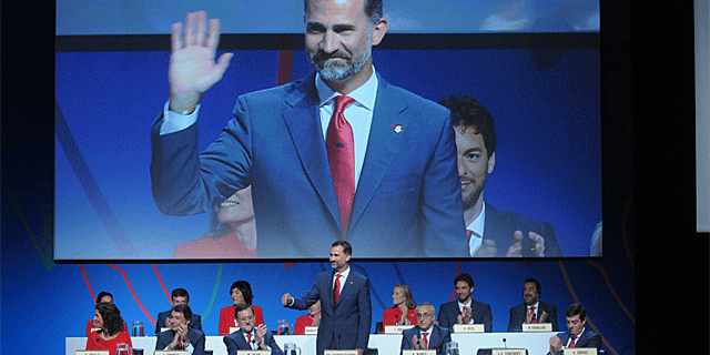 El Prncipe Felipe, y el resto de la candidatura, durante la presentacin. | AFP