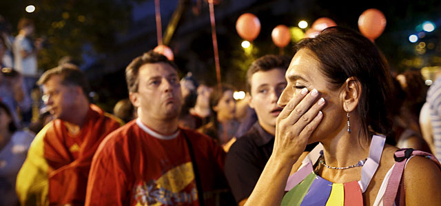 La tristeza se ha apoderado de la multitud congregada en la Puerta de Alcal. | Alberto di Lolli.| VEA MS FOTOS