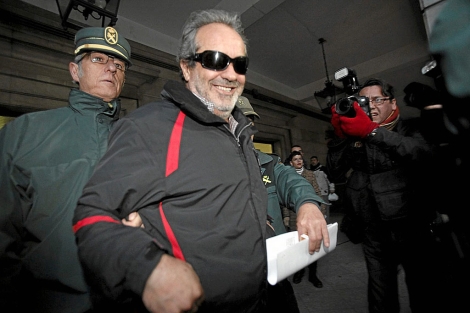Juan Lanzas sale de los juzgados camino de prisin. | J. Morn