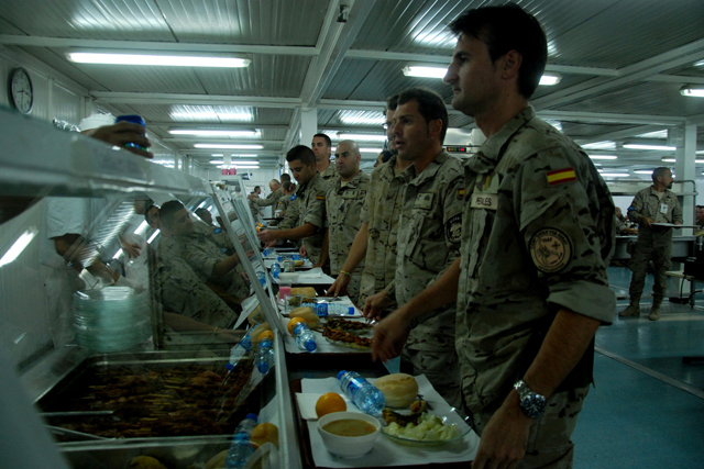Militares espaoles, en el comedor de la base de Herat, en el noroeste de Afganistn. | MNICA BERNAB