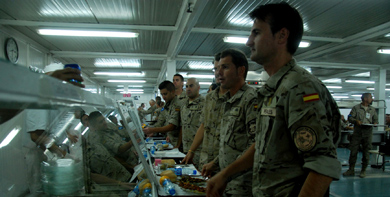 Militares espaoles, en el comedor de la base de Herat. | M.B