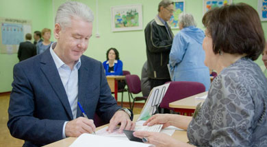 Sergei Sobyanin votando.| Efe