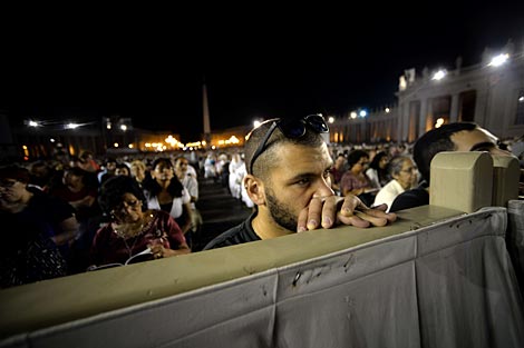 Vigilia por la paz anoche, en San Pedro. | AFP