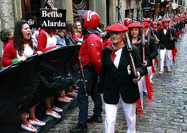 Partidarios del tradicional Alarde de Hondarribia muestran su rechazo al alarde mixto.