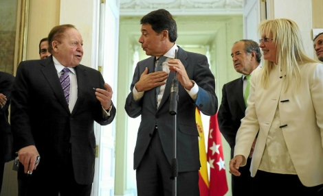 Adelson junto al presidente Ignacio Gonzlez en octubre de 2012. | Bernardo Daz