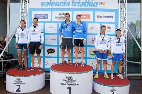 Los ganadores en categora masculina y femenina del Triatln de Valencia | V. R.